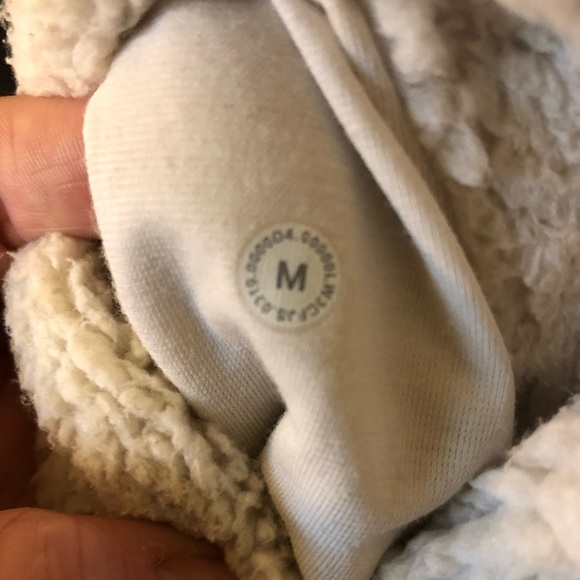 Lululemon Reversible Sherpa and Gray Crop Jacket in Size Medium - Picture 10 of 10